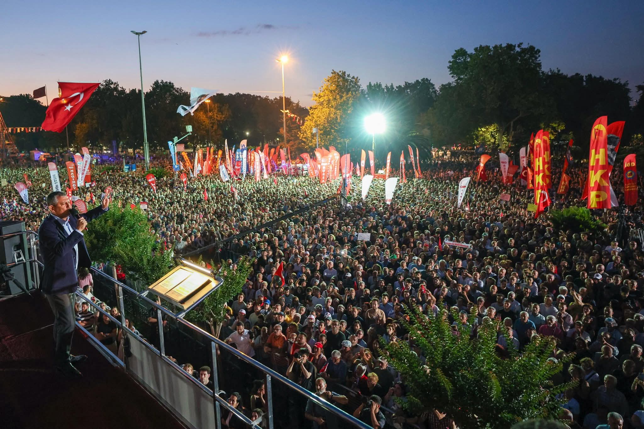 Saraçhane’de Adalet ve Demokrasi İçin Büyük Buluşma: Meydan Dolup Taştı