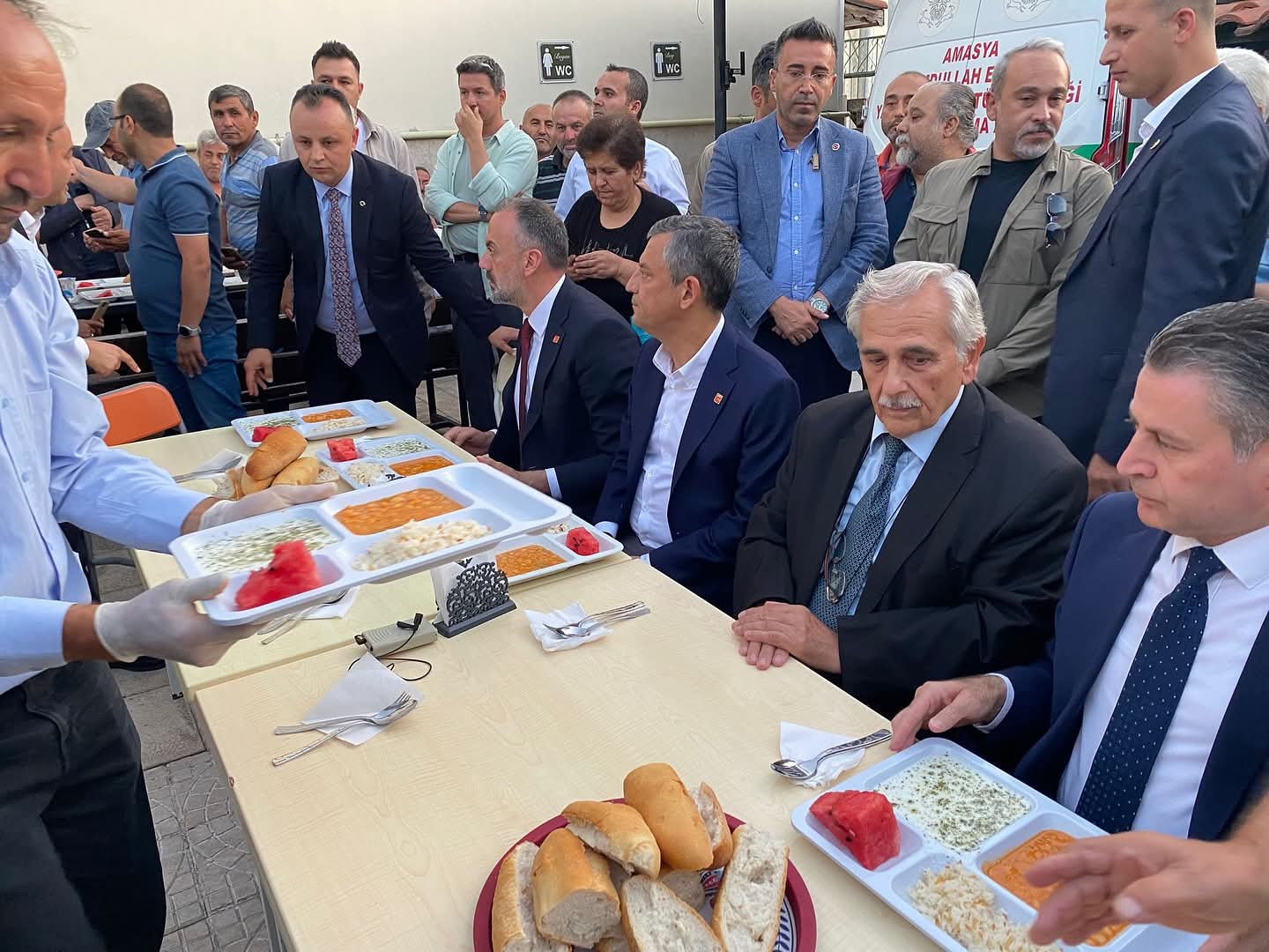 Amasya’da Muharrem Orucu Açıldı: Özgür Özel Canlarla Birlikte Lokma Paylaştı