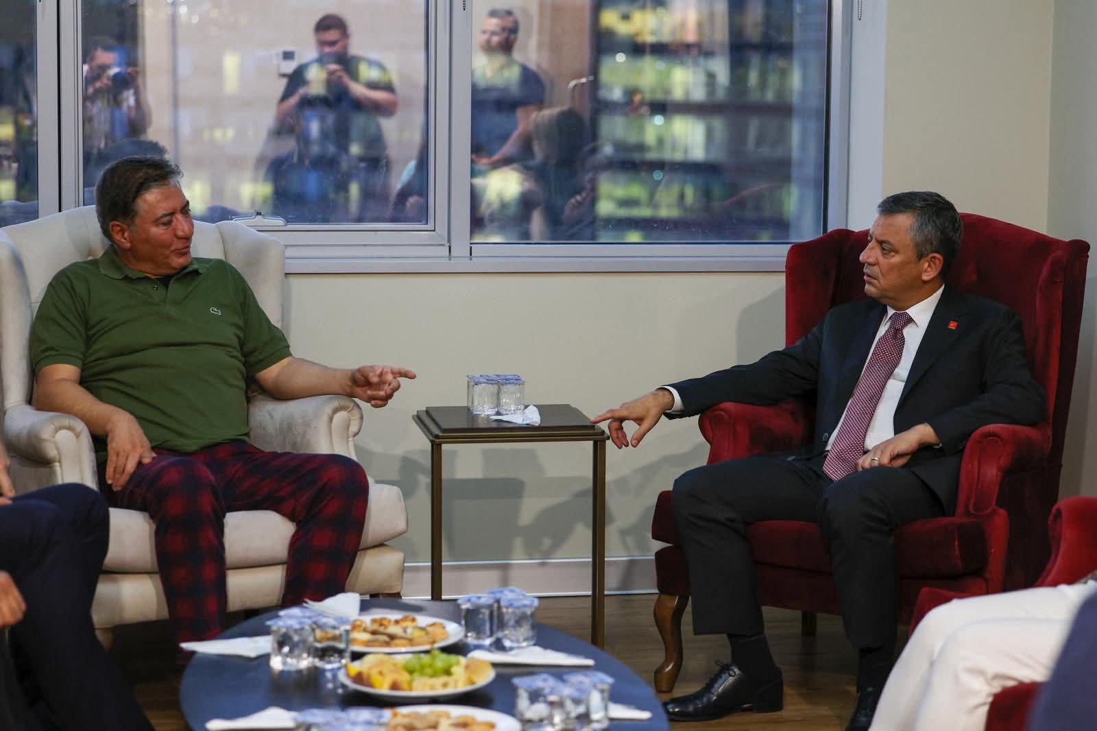 Özgür Özel’den Yaralanan Murat Emir’e Hastane Ziyareti