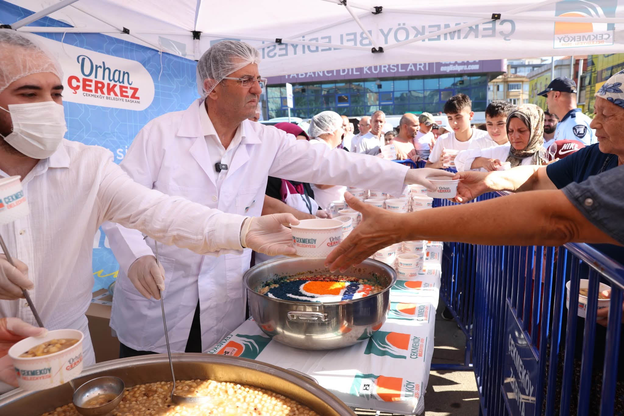 Çekmeköy Belediyesi’nden Muharrem Ayında Aşure İkramı: “Aşurenin Bereketini Komşularımızla Paylaşıyoruz”