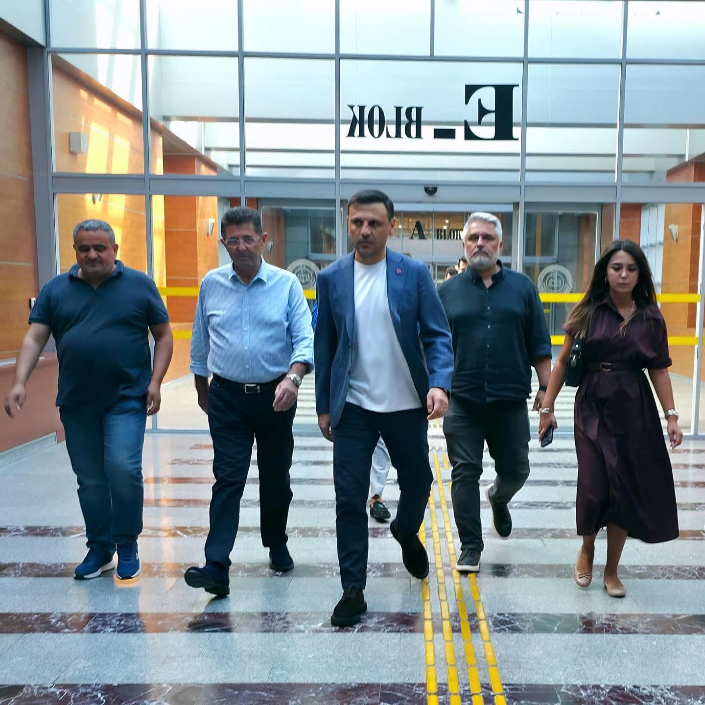 CHP Heyeti Anadolu Adliyesi’nde: İl Başkanı Özgür Çelik, Başkan Orhan Çerkez ve Hukukçular Sorgu Sürecini Takip Ediyor