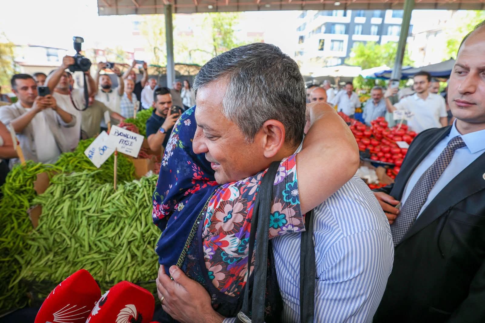 Bizi Bunlardan Kurtarın” CHP Lideri Özgür Özel’e Semt Pazarı Ziyaretinde Yoğun İlgi
