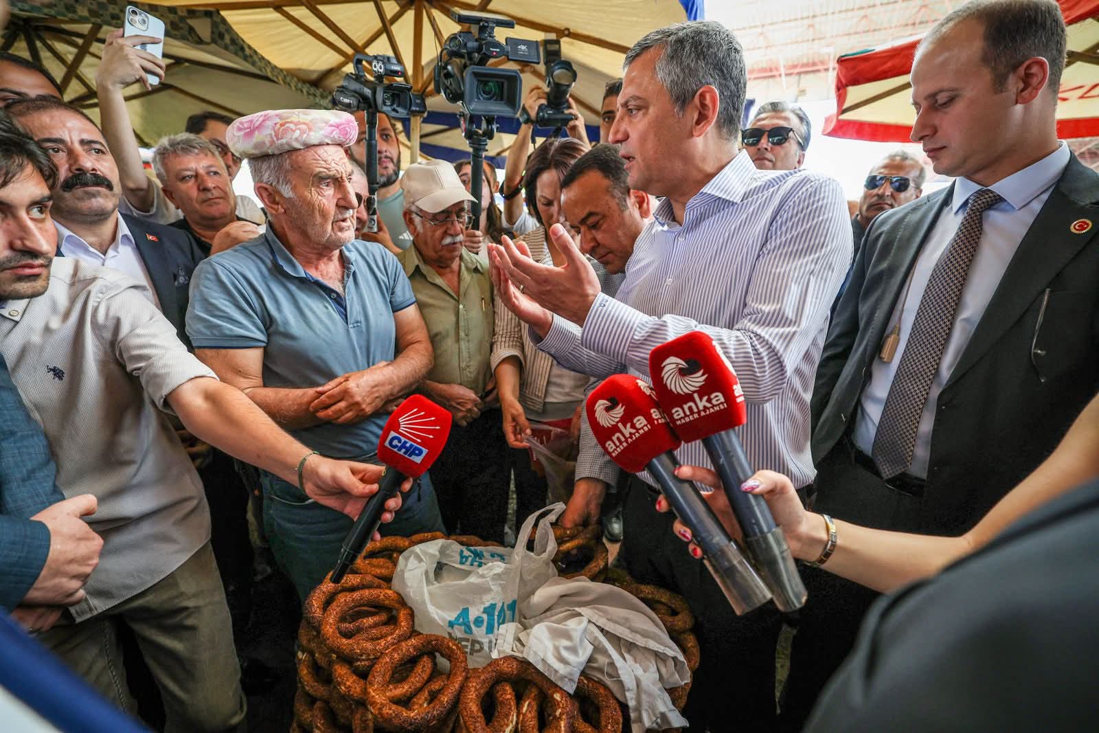 Bizi Bunlardan Kurtarın” CHP Lideri Özgür Özel’e Semt Pazarı Ziyaretinde Yoğun İlgi