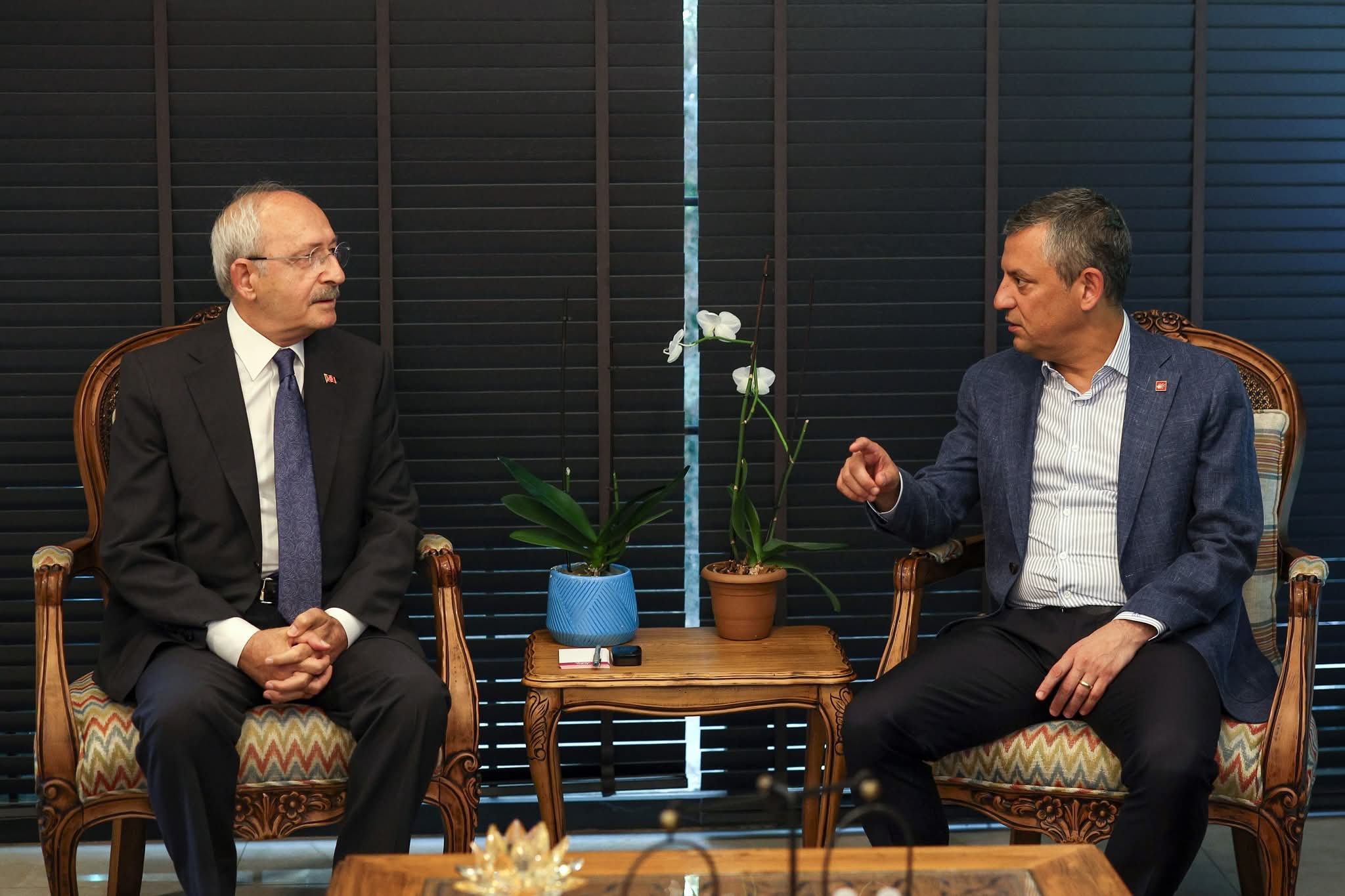 Özgür Özel’den Kılıçdaroğlu’na Anlamlı Taziye Ziyareti Önceki Genel Başkanlarla Birlikte Acıya Ortak Oldu