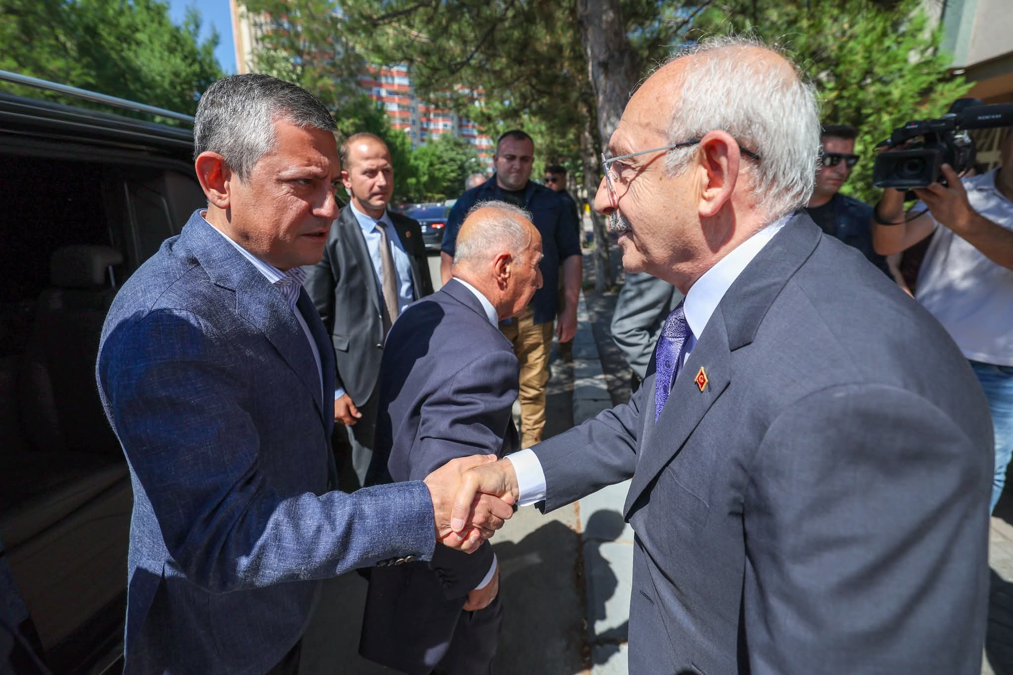 Özgür Özel’den Kılıçdaroğlu’na Anlamlı Taziye Ziyareti Önceki Genel Başkanlarla Birlikte Acıya Ortak Oldu
