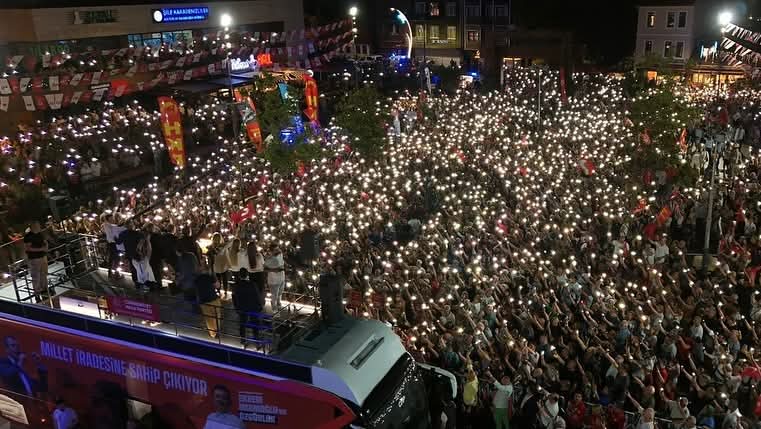 Özgür Özel Şile'den Seslendi: “Yönetemiyorsunuz, Bırakın Gidin!” CHP lideri hükümete yüklendi, meydan hınca hınç doldu.