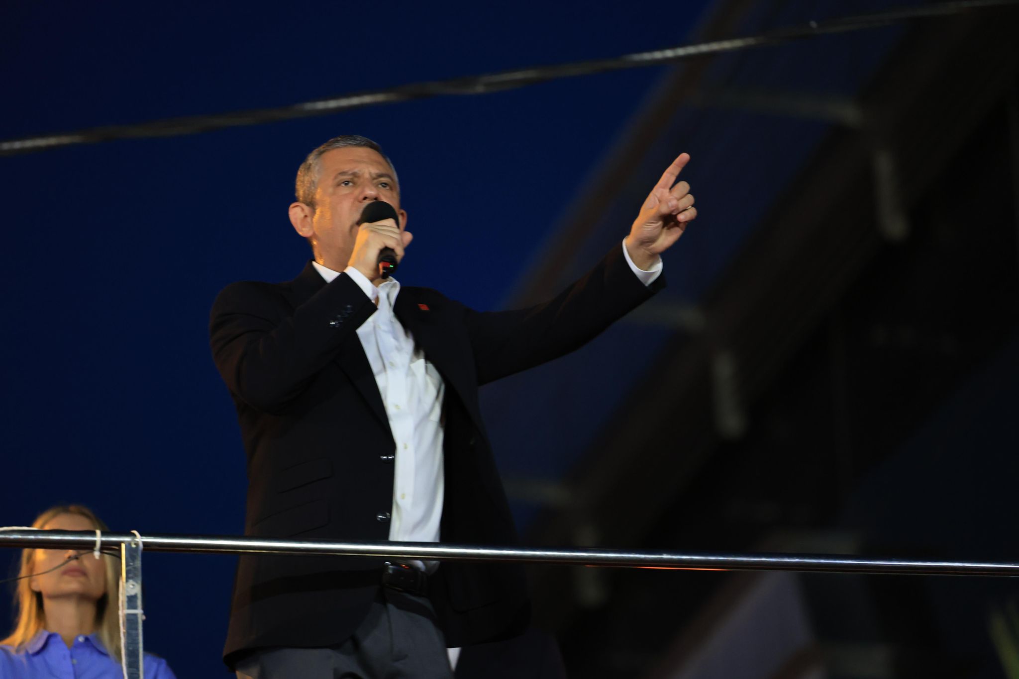 Özgür Özel’den Erdoğan’a ‘Faraş’ Yanıtı: “Türkiye’nin Pisliklerini Süpüreceğiz”