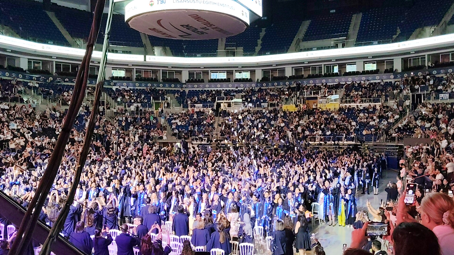 Fenerbahçe Üniversitesi’nde Mezuniyet Coşkusu: 2024-2025 Dönemi Mezunları Belgelerini Aldı