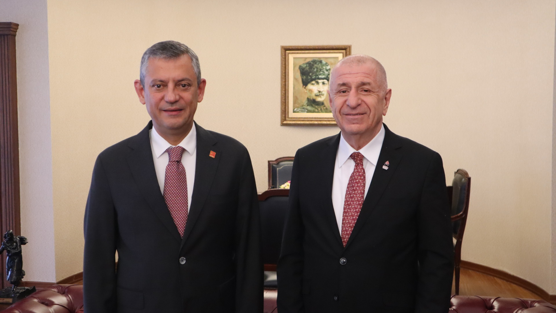 Ümit Özdağ’dan Sert Tepki: “CHP’li Belediyelere Yapılan Operasyonlar Darbe Dönemlerini Hatırlatıyor”