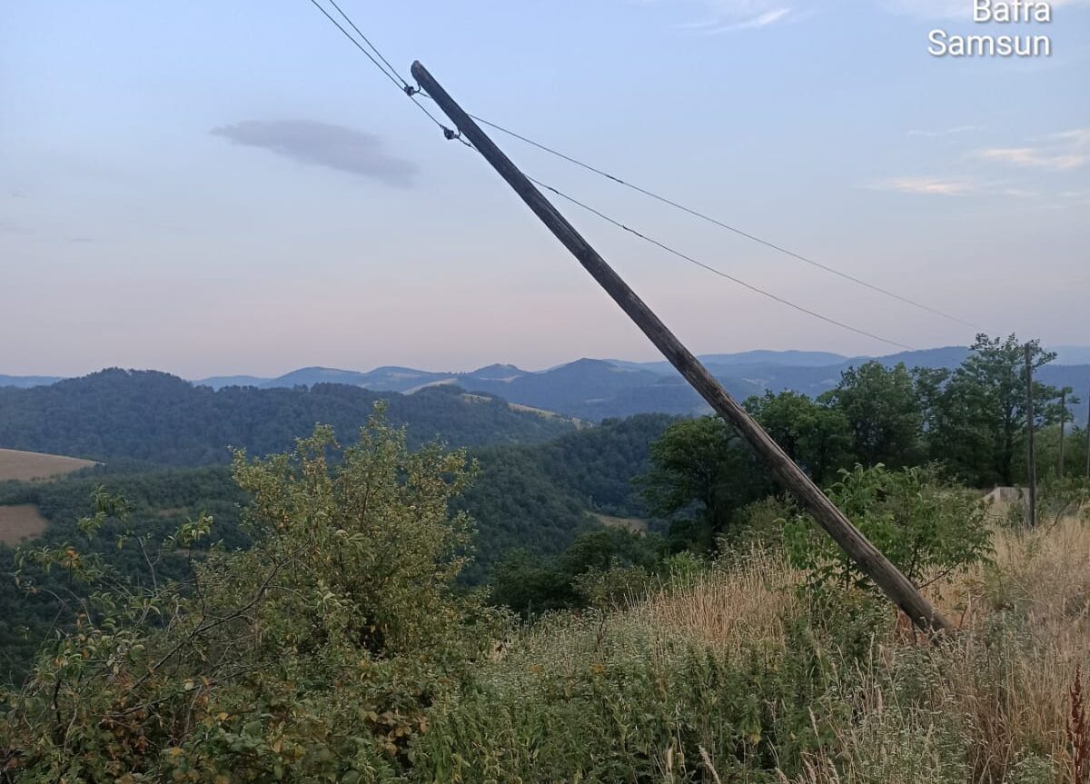 Bafra’da Tehlike Çanları: Eğik Elektrik Direği Yangın Korkusu Yaratıyor!