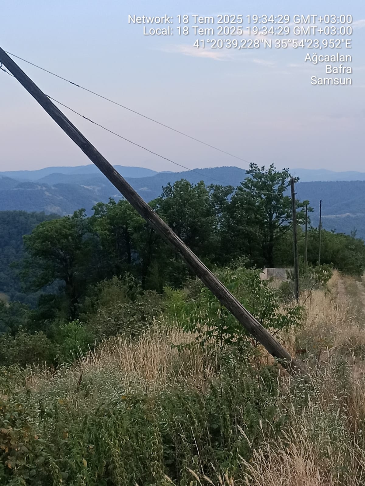 Bafra'da Tehlike Çanları: Eğik Elektrik Direği Yangın Korkusu Yaratıyor!