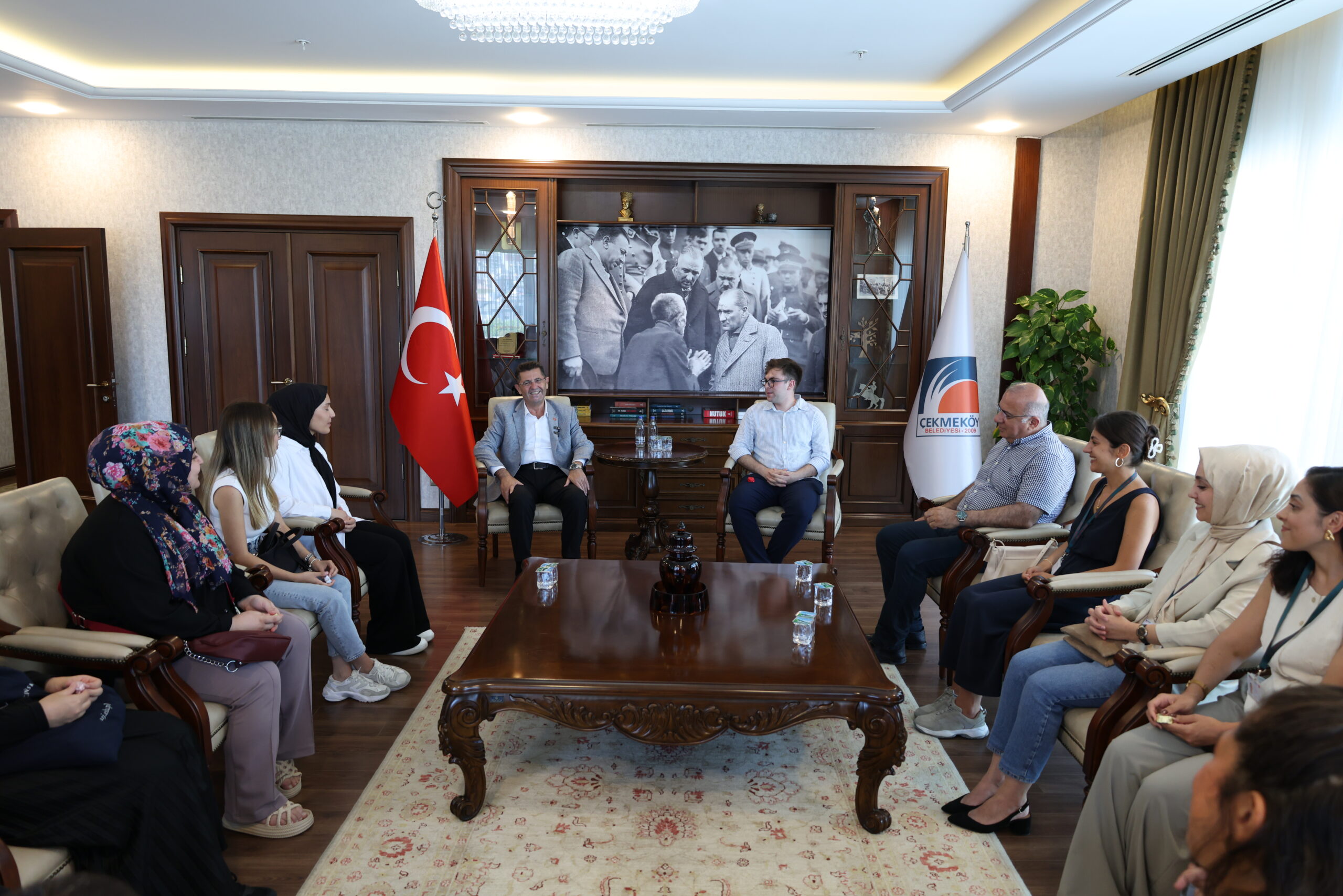 Çekmeköy Belediyesi’nin Ücretsiz Kurslarıyla Başarıya Uçan Gençler, Başkan Orhan Çerkez’i Ziyaret Etti