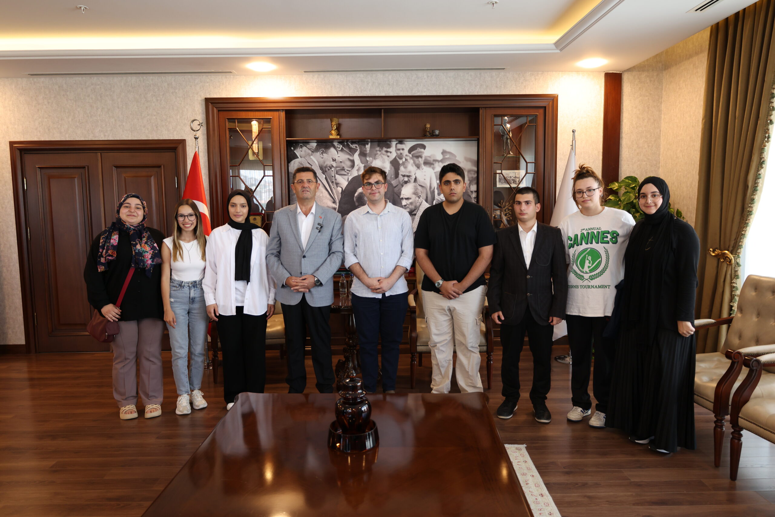 Çekmeköy Belediyesi’nin Ücretsiz Kurslarıyla Başarıya Uçan Gençler, Başkan Orhan Çerkez’i Ziyaret Etti