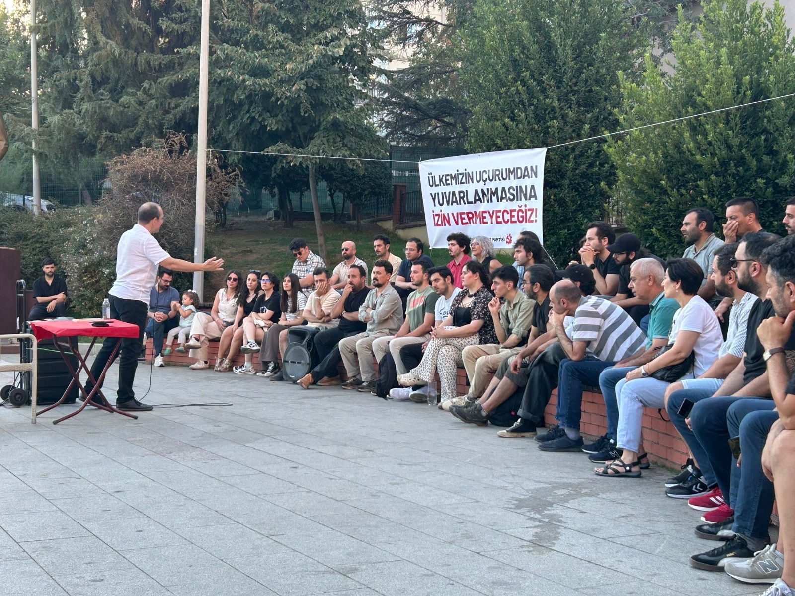 TKP İstanbul’un Üç Noktasında Yurttaşlarla Buluştu: “Ülkemizin Uçurumdan Yuvarlanmasına İzin Vermeyeceğiz”