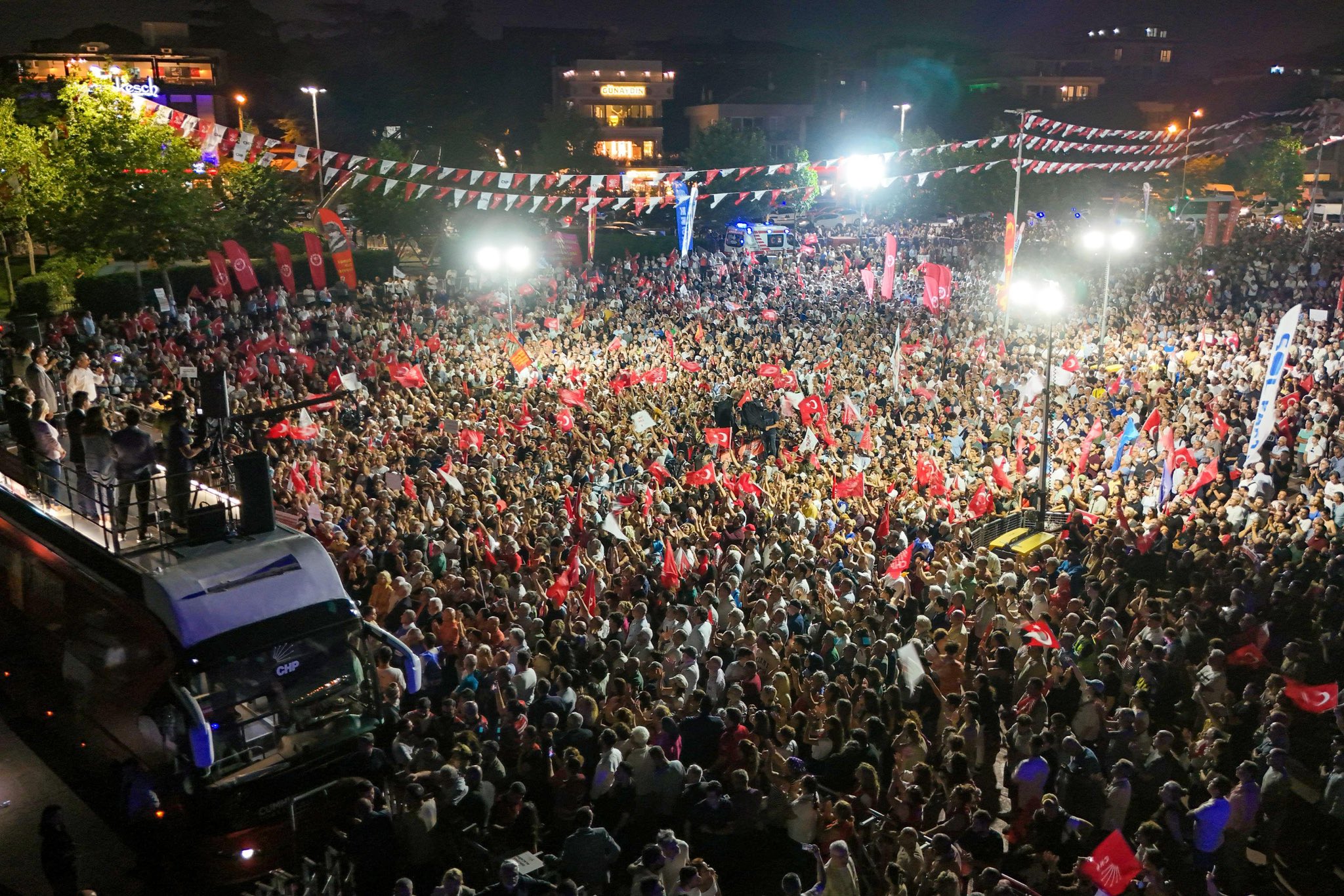 Özgür Özel'den Tuzla’da Sert Çıkış: “Bu Millet Haklının Yanındadır, Bizimledir!”
