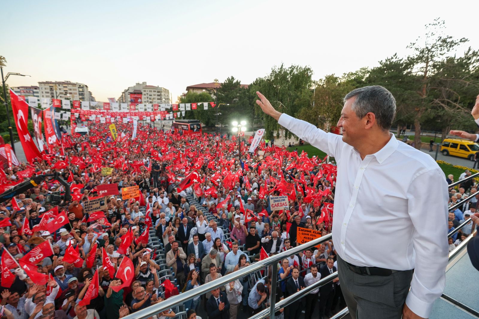 Tarihi Miting: Sivas’ta Umut, Birlik ve Diriliş Mesajları Veren Özgür Özel “Erdoğan Sizi Sevmiyor, Çünkü Siz Fakirsiniz”