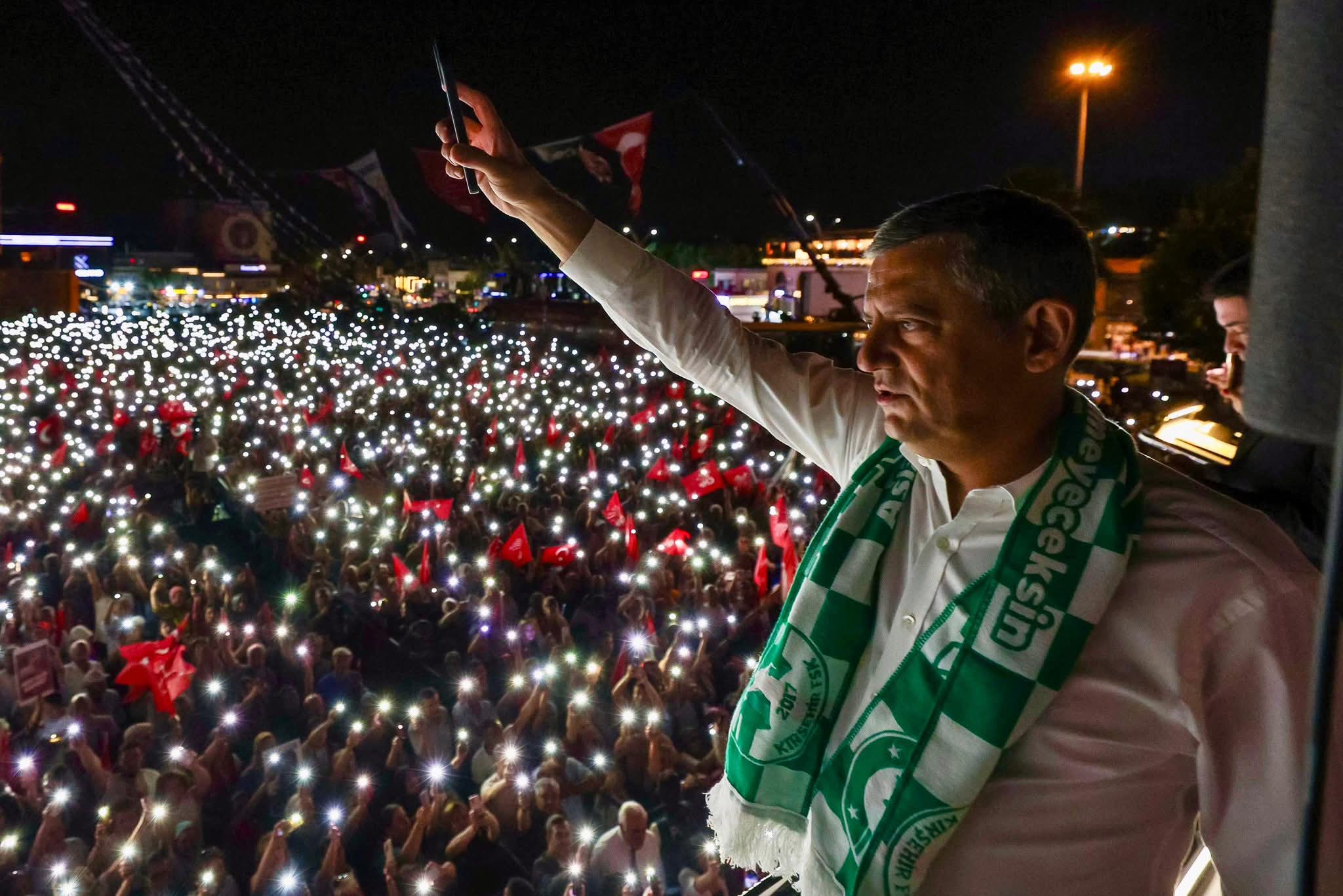 CHP Lideri Özgür Özel Kırşehir Meydanından Seslendi: “Meydan ‘İstifa!’ diye inliyor; darbeci olarak anılmanın sonu budur”
