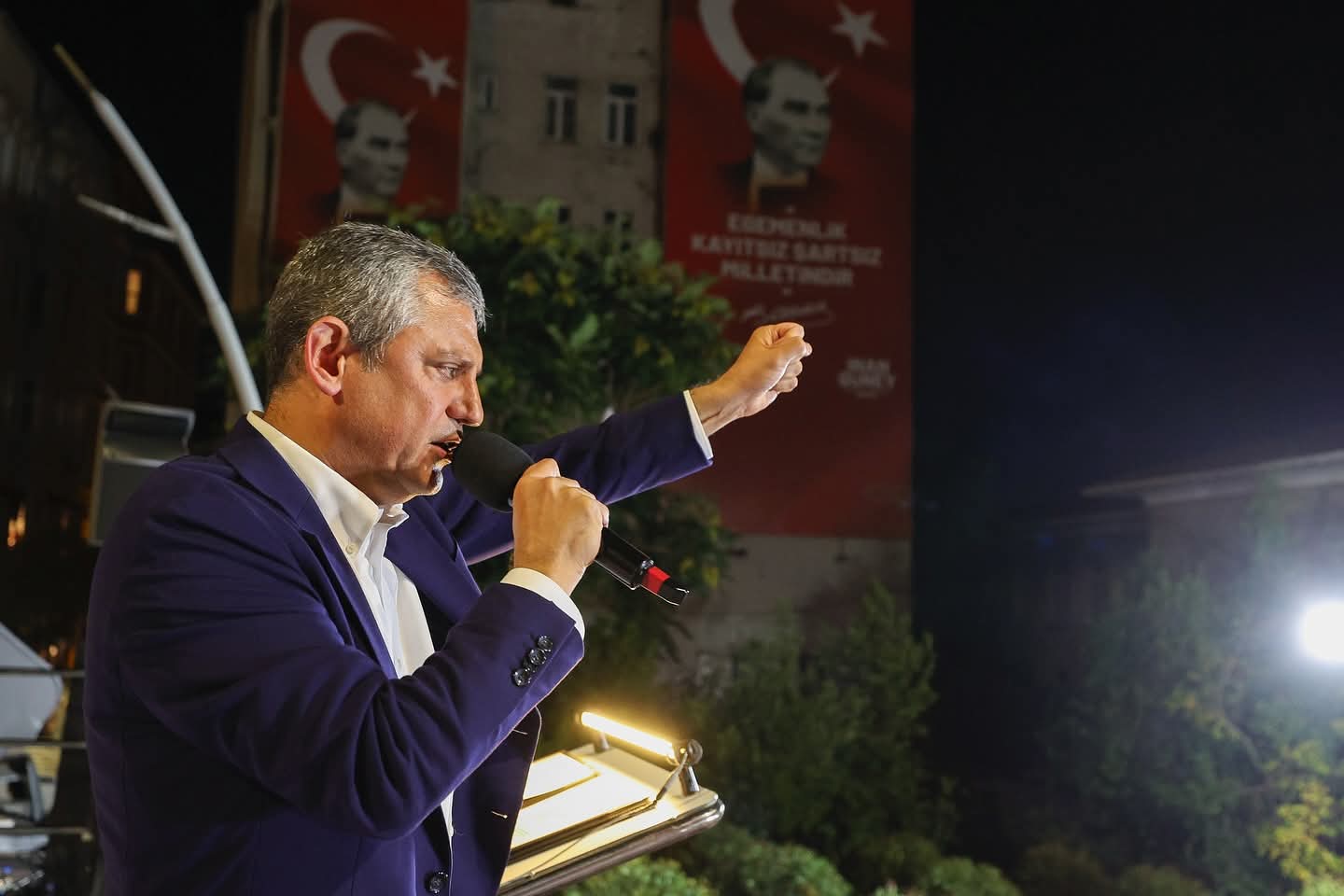 Beyoğlu Meydanı’nda Demokrasi ve Adalet Çağrısı: Özgür Özel’den Akın Gürlek’e Sert Mesaj