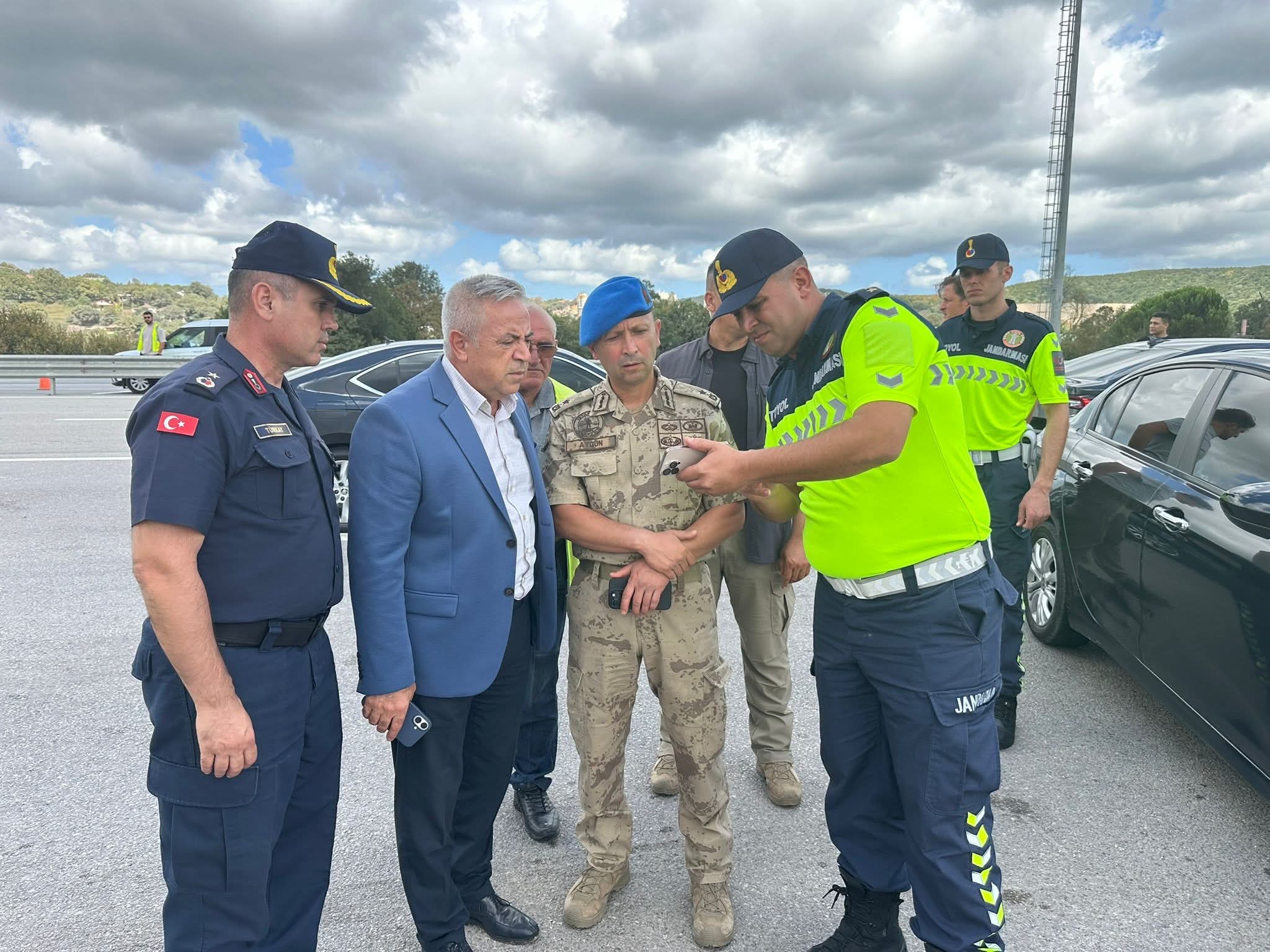 Çekmeköy Kaymakamı Resul Çelik, Kuzey Marmara Otoyolu’ndaki Trafik Kazasında İncelemelerde Bulundu