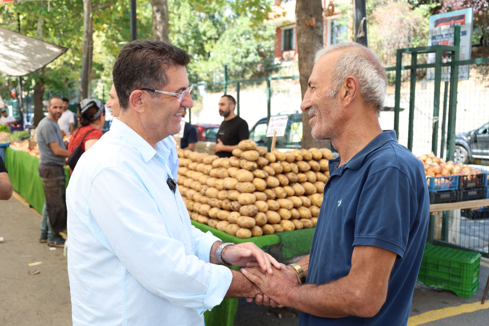 Bahçelievler Belediye Başkanı Hakan Bahadır Pazarda Esnafı Azarladı, Çekmeköy Belediye Başkanı Orhan Çerkez Şefkat Eliyle Destek Verdi