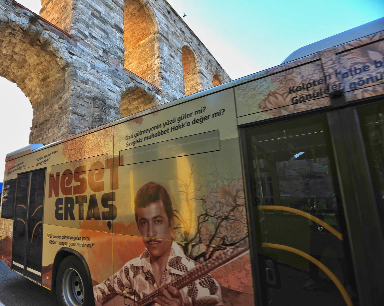 Bozkırın Tezenesi İstanbul Sokaklarında: Neşet Ertaş İETT’nin Özel Projesiyle Anılıyor”