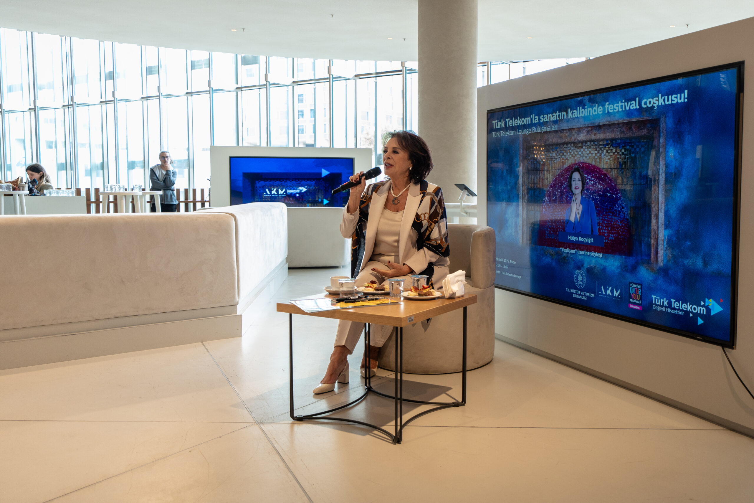 Türk Telekom’dan AKM’de Sanat Dolu Buluşma: Hülya Koçyiğit, Darülaceze Sakinleriyle Bir Araya Geldi