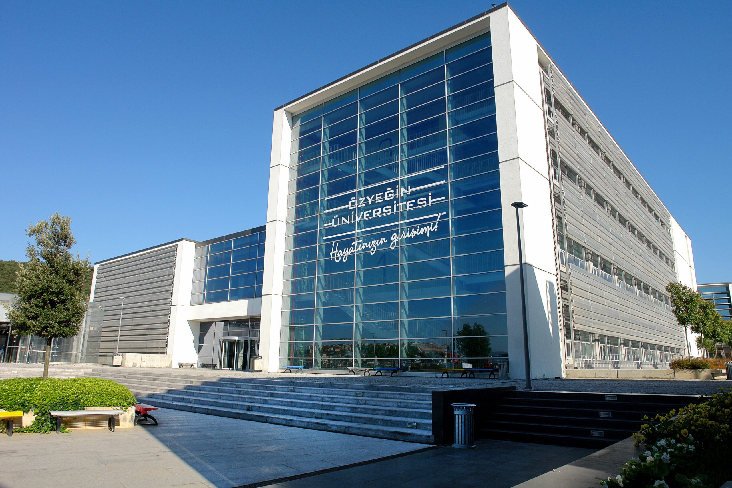 Özyeğin Üniversitesi’nden İş Dünyası ve Akademiyi Buluşturan Yeni Panel Serisi: “ThoughtFront”