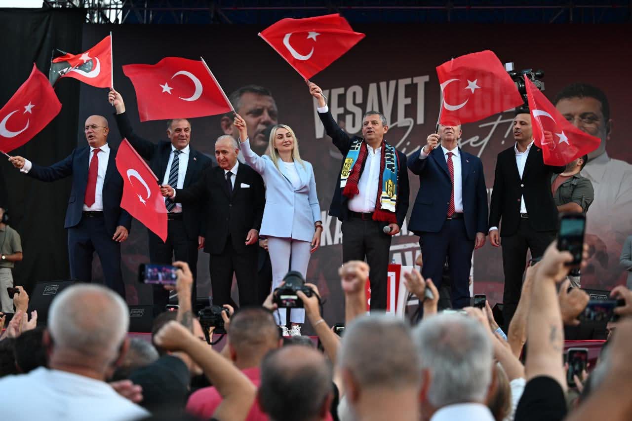 CHP Lideri Özgür Özel’den Tandoğan Meydanı’nda Tarihi Konuşma: “Bu Meydanlar Doldukça Kimse Milleti Yenemeyecek!”