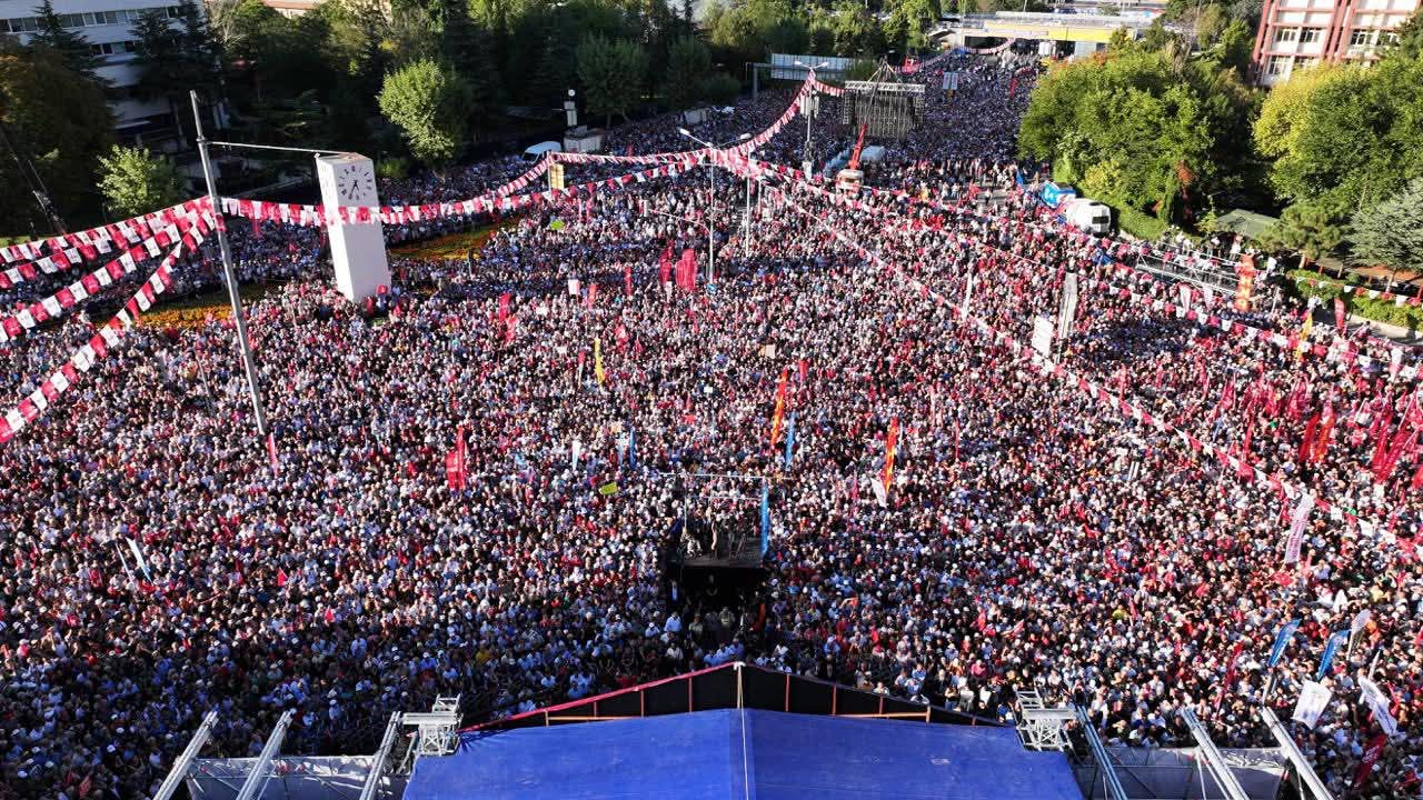 CHP Lideri Özgür Özel'den Tandoğan Meydanı'nda Tarihi Konuşma: "Bu Meydanlar Doldukça Kimse Milleti Yenemeyecek!"