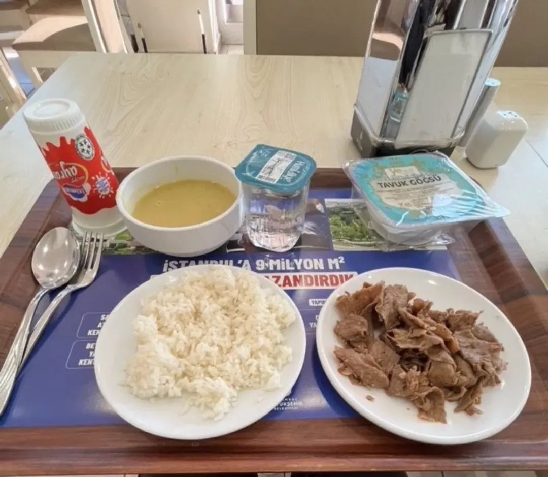 İBB’nin Kent Lokantalarında Bugünün Menüsü: Et Döner, Çorba, Pilav ve Daha Fazlası Yalnızca 60 TL!