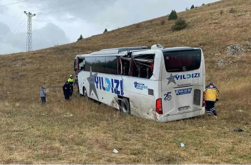 Sivas-Tokat Yolunda Feci Kaza: Otobüs ile Tır Kafa Kafaya Çarpıştı, 18 Yaralı