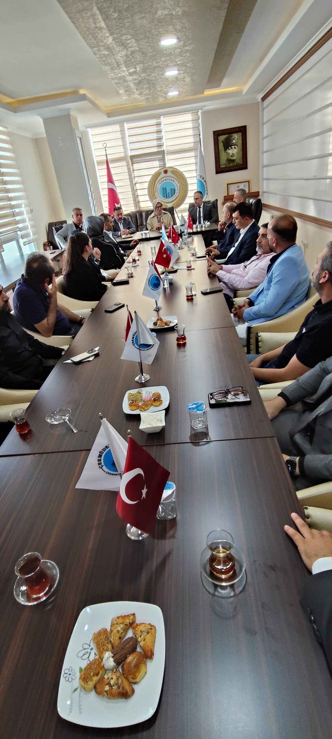 AK Parti, ÇEKMÜ-DER’i Ziyaret Ederek Türkiye Yüzyılı Buluşmaları Kapsamında Toplantı Gerçekleştirdi