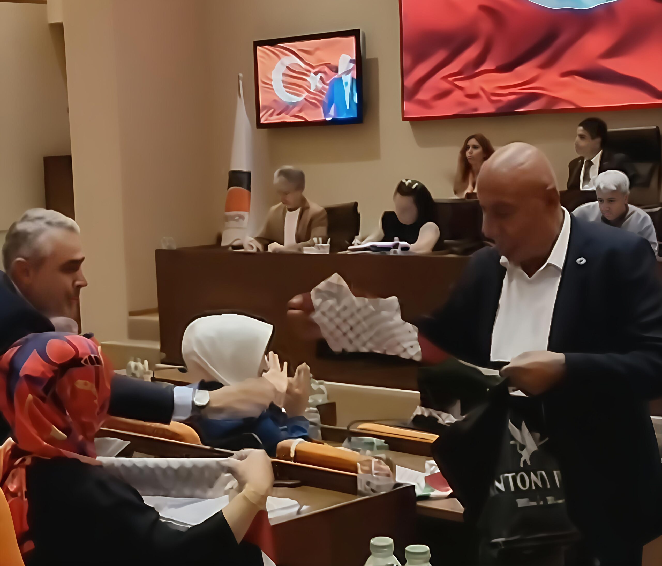 CHP’li Alagöz’den Filistin’e Destek: Meclis Üyelerine Filistin Bayraklı Atkı