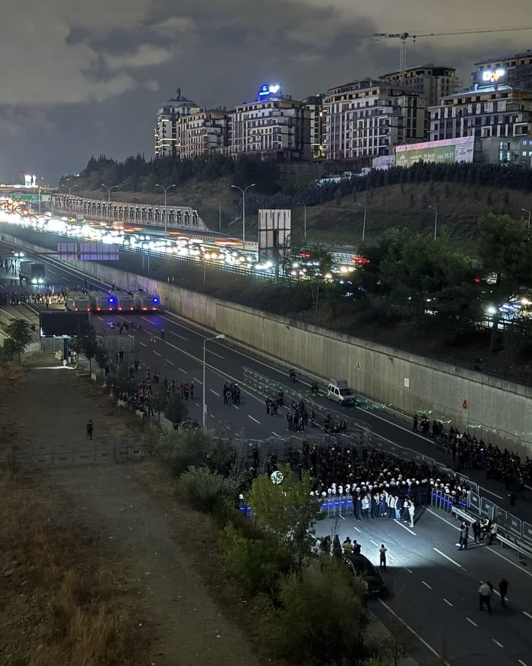 CHP İstanbul İl Başkanlığı Ablukada: Özçağdaş'tan İktidara Sert Tepki – "Demokrasiye Müdahale Kabul Edilemez!"
