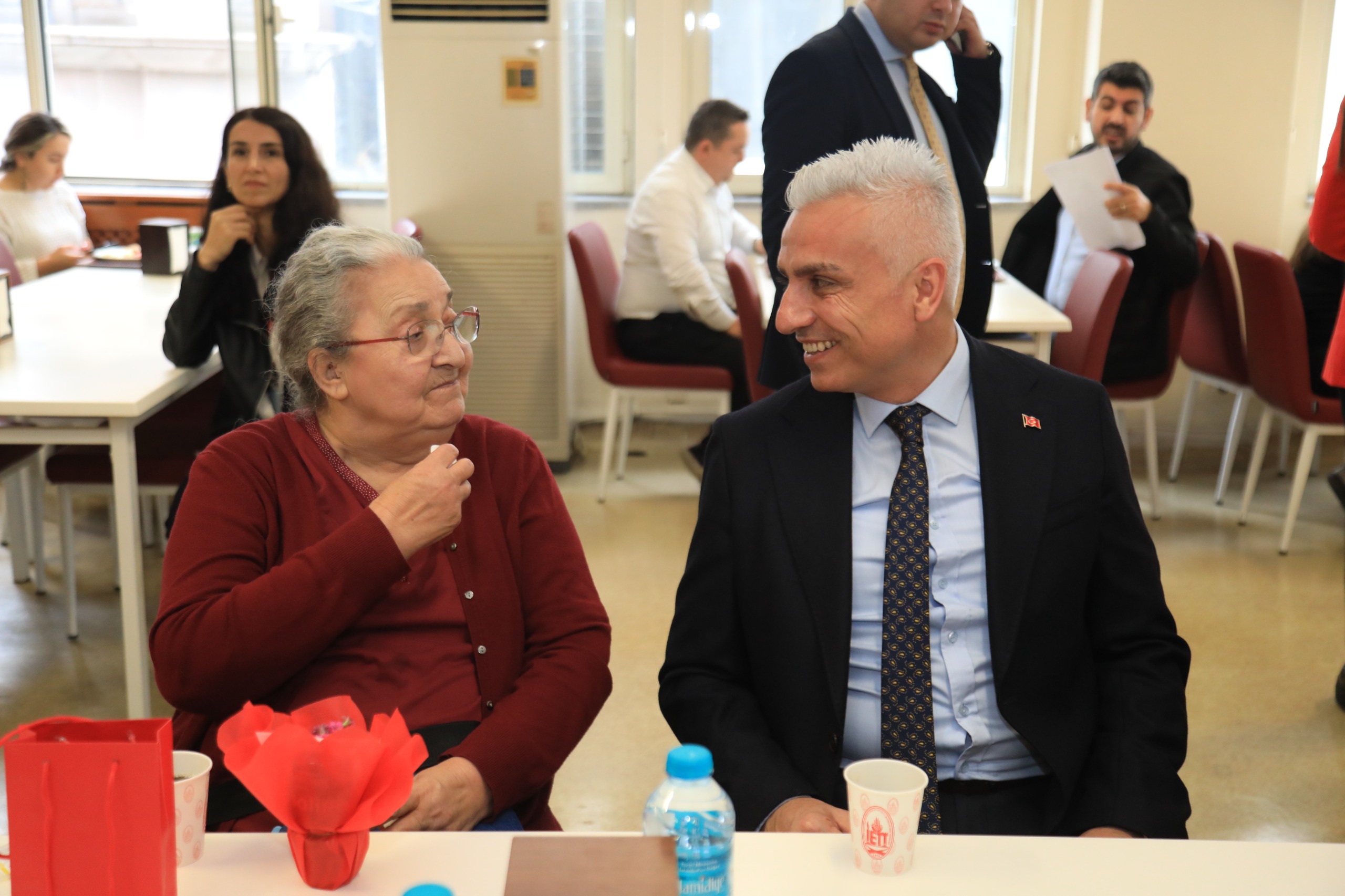 İETT’den 1 Ekim Dünya Yaşlılar Günü’nde Anlamlı Ziyaret “Yaş almış büyüklerimizi bu yıl da unutmadık”