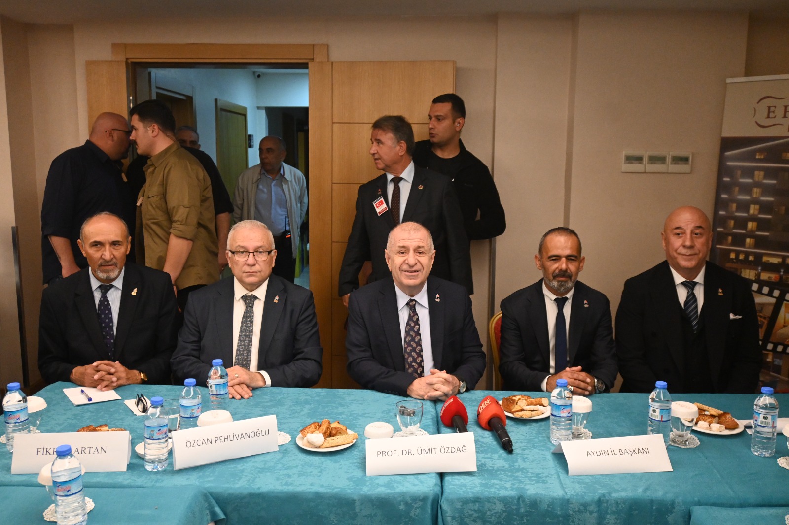 Ümit Özdağ’dan Aydın’da Geniş Gündemli Basın Toplantısı: “Türkiye Ekonomik Buhran, Hukuk Krizi ve Devlet Çöküşü İçinde”