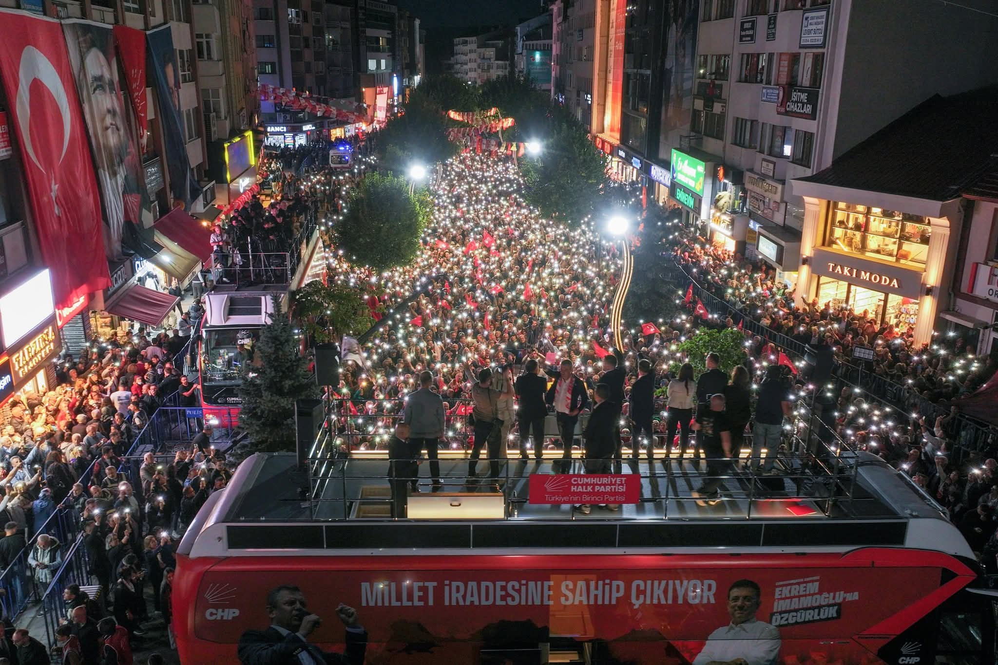 Bolu Belediye Meydanı’nda CHP Genel Başkanı Özgür Özel’den Köroğlu Destanı Gibi Konuşma