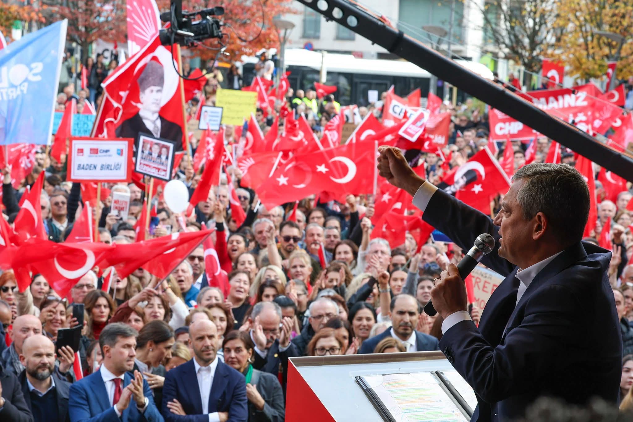 CHP’nin Tarihî Adımı: Brüksel’de İlk Yurt Dışı Miting – Özgür Özel’den Demokrasi ve Adalet Çığlığı