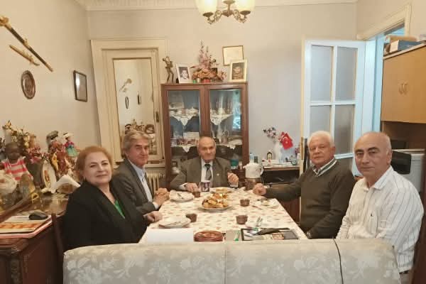 94 yaşındaki duayen gazeteci: “Gazetecilik zor ama keyifli bir meslek; gerçeğin peşinde olmaktan asla vazgeçmeyin.”