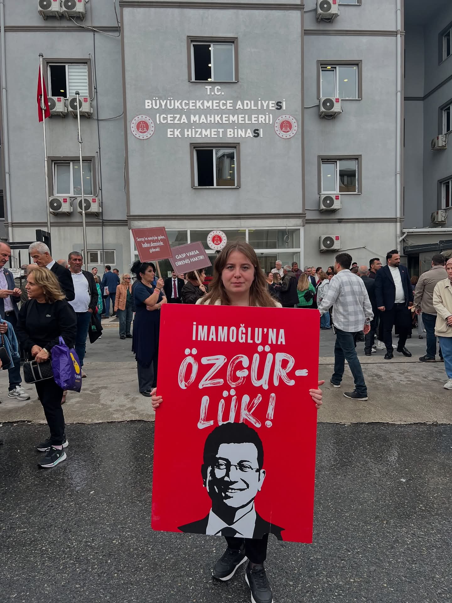 Melda Tanişman Tutan Büyükçekmece Adliyesi’nde: “İmamoğlu’nun Yanındayız”