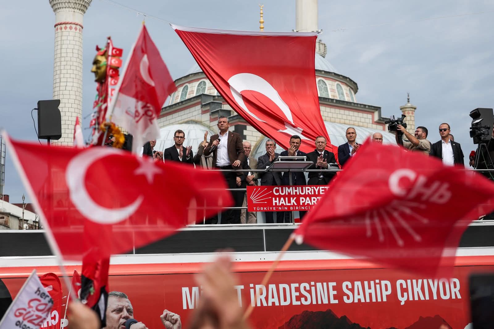 Özgür Özel: Evinde “Pijamasıyla meydana ‘aferin’ diyenlere söylüyorum — ya pijamanı çıkaracaksın, ya da Tayyip Erdoğan tarafından ezileceksin”