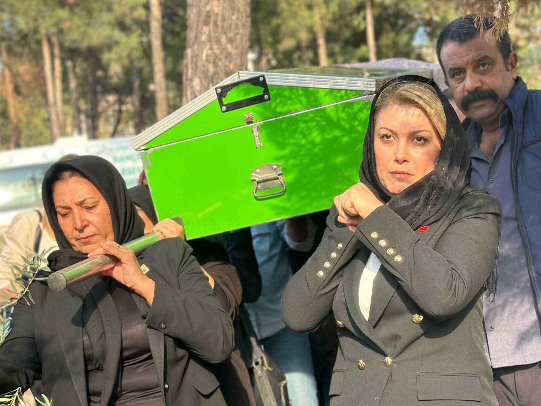 Kadınlar Tabutu Omuzladı: Adana’da Ebru Kaya Son Yolculuğuna Uğurlandı