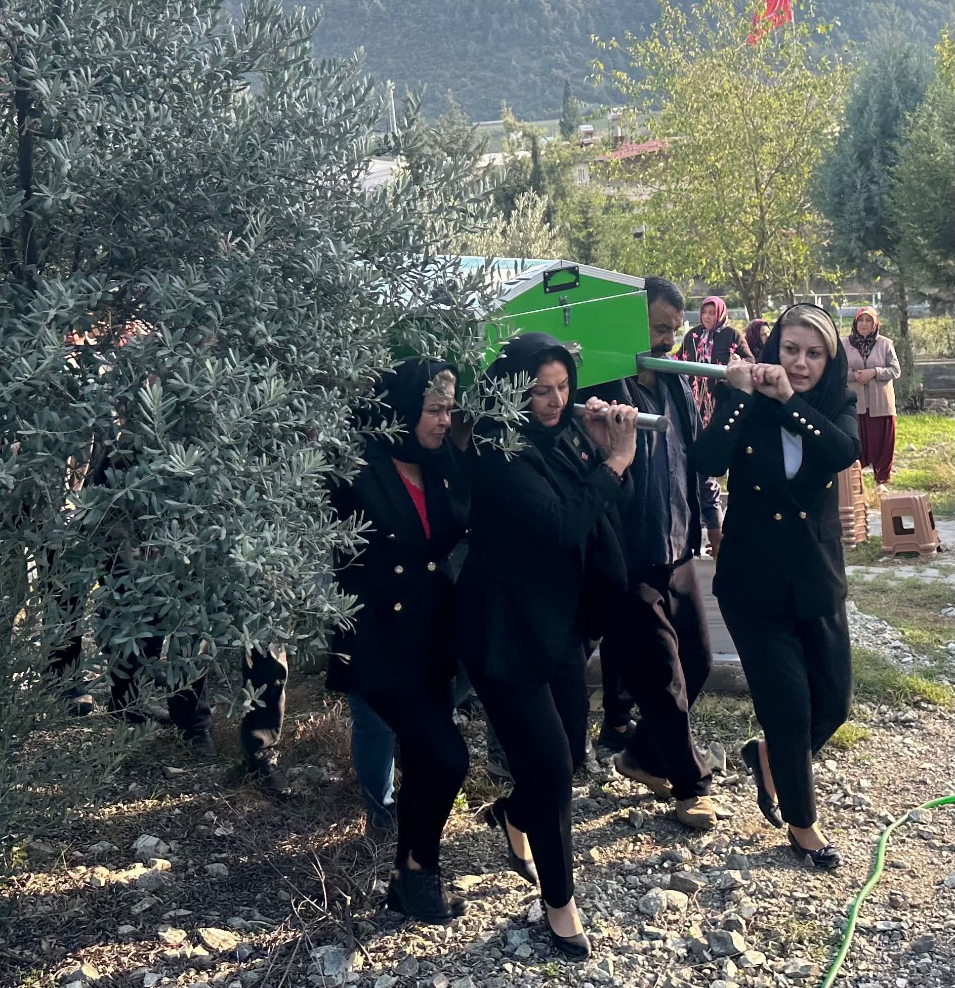 Kadınlar Tabutu Omuzladı: Adana’da Ebru Kaya Son Yolculuğuna Uğurlandı