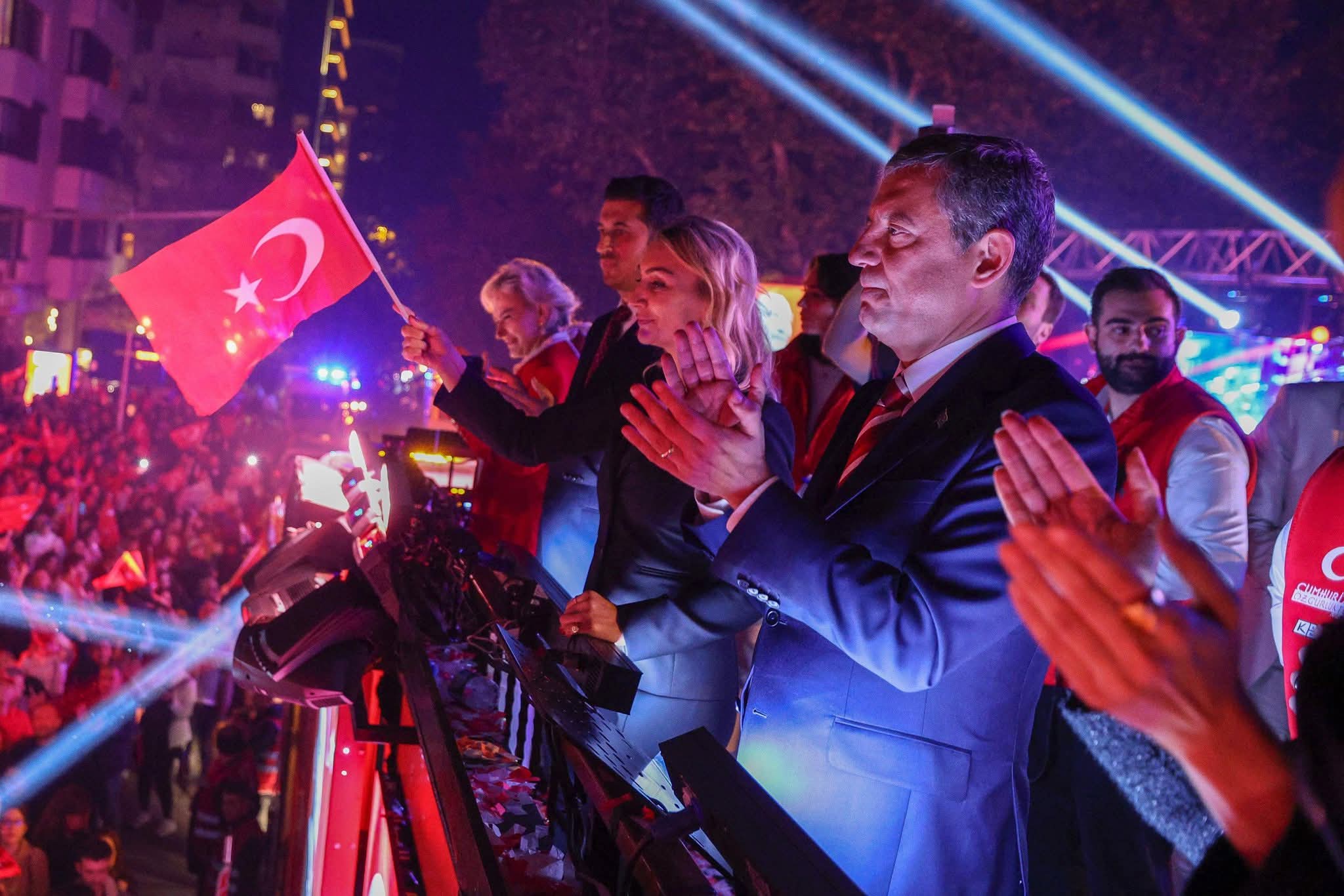 Özgür Özel: “Cumhuriyet kolay kurulmadı, kolay da teslim edilmez!”