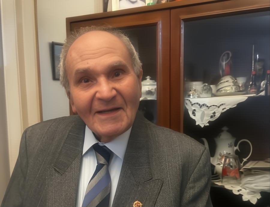 94 yaşındaki duayen gazeteci: “Gazetecilik zor ama keyifli bir meslek; gerçeğin peşinde olmaktan asla vazgeçmeyin.”