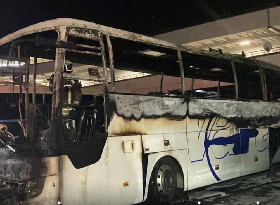 Ankara’da Gece Saatlerinde Otobüs Yangını: 3 Araç Etkilendi