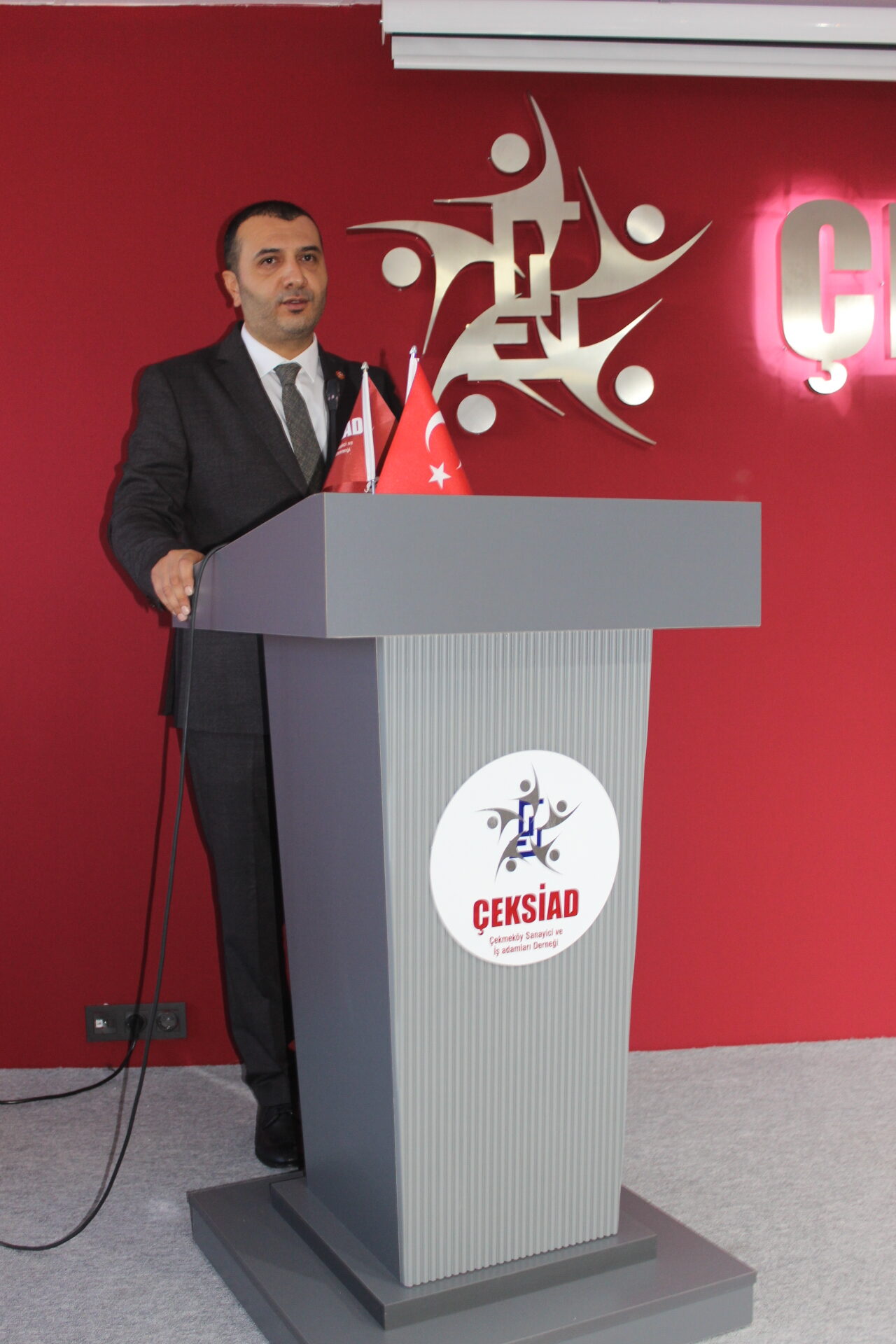 ÇEKSİAD'da Yeni Dönem Coşkusu: Çağlar Aksoy'un Heyecanlı İlk Konuşmasıyla Yeni Yönetim Tanıtıldı, Eski Ekip Onurlandırıldı
