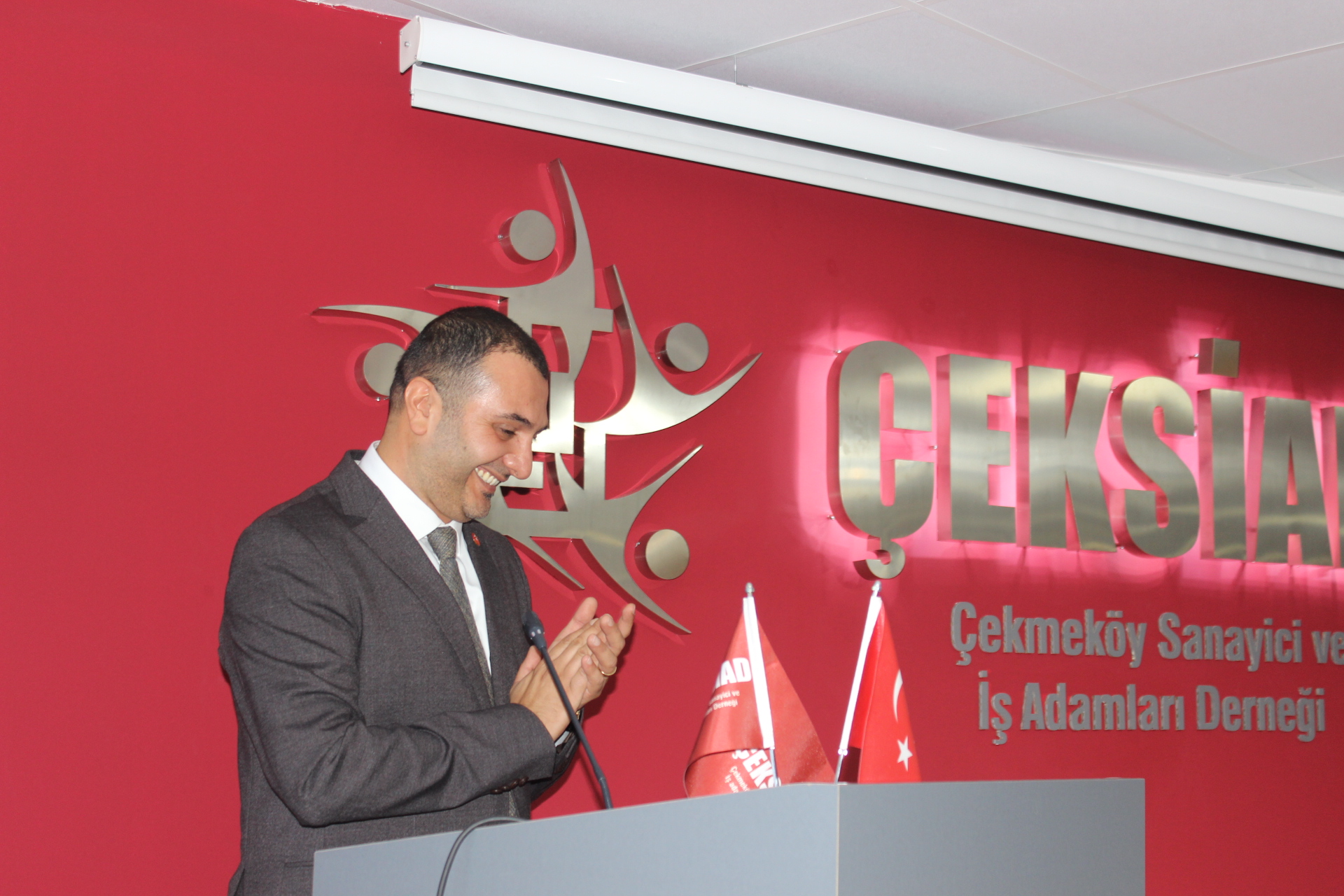 ÇEKSİAD’da Yeni Dönem Coşkusu: Çağlar Aksoy’un Heyecanlı İlk Konuşmasıyla Yeni Yönetim Tanıtıldı, Eski Ekip Onurlandırıldı