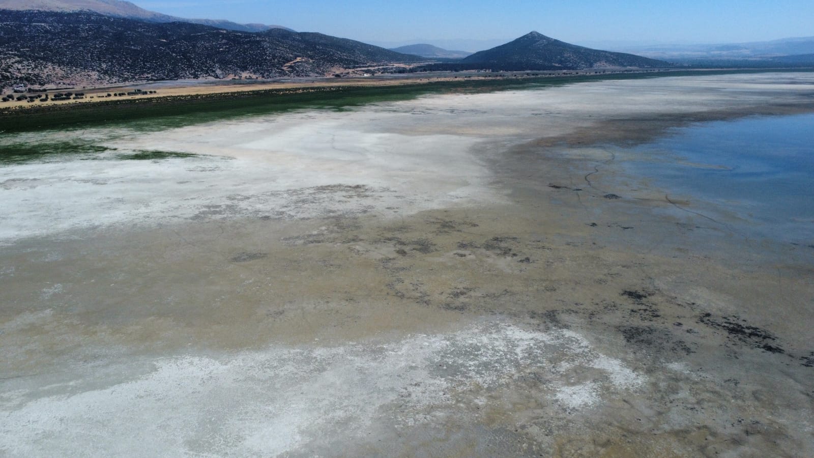 Eğirdir Gölü Alarm Veriyor: Zafer Partisi’nden “Doğaya Karşı Cinayet” Tepkisi