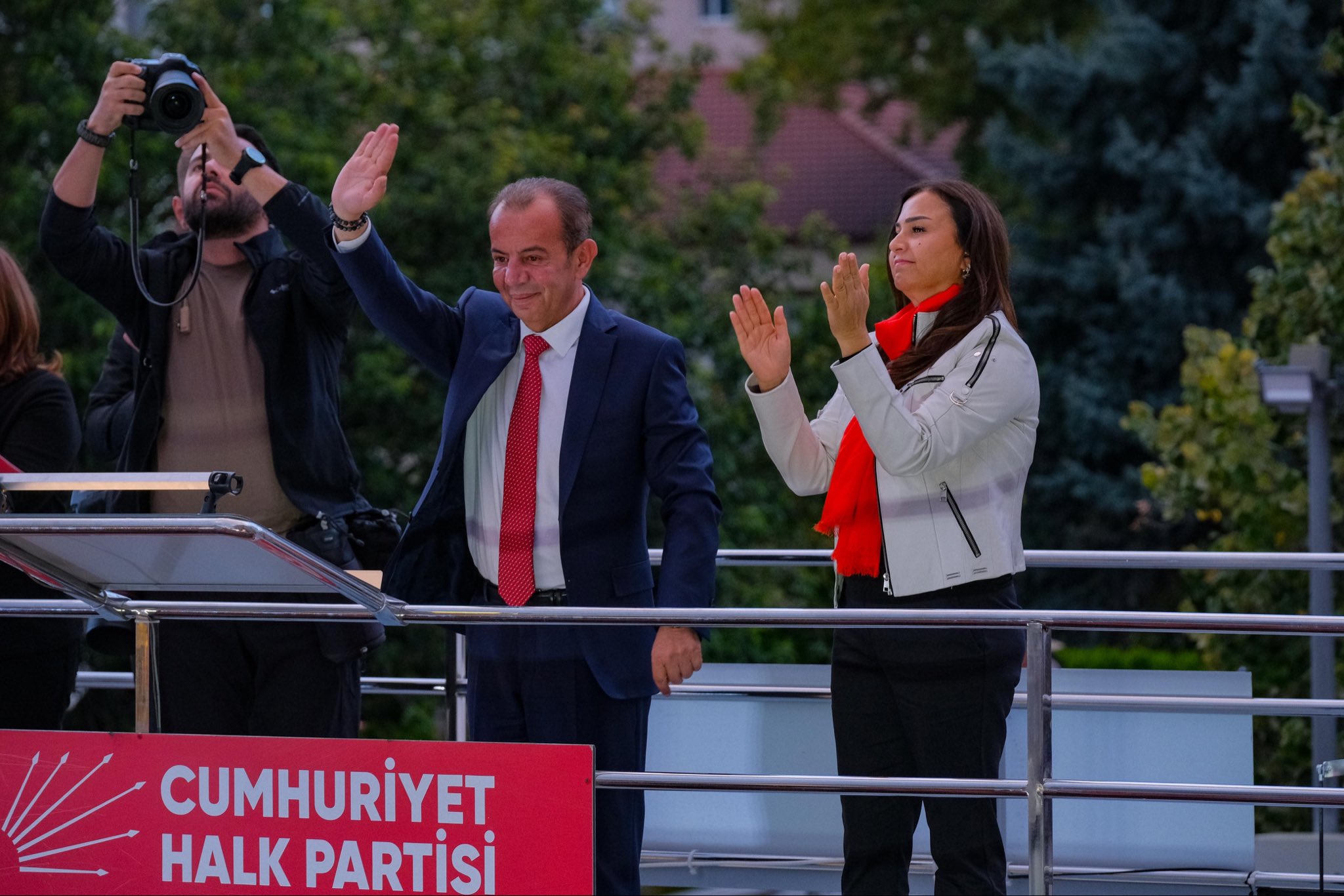Bolu’da Demokrasi Coşkusu: Özgür Özel’in Katılımıyla “Millet İradesine Sahip Çıkıyor” Mitingi Tarihi Katılımla Gerçekleşti